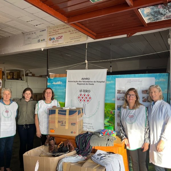 Nucleovet entrega doa��es da campanha do agasalho � AVHRO