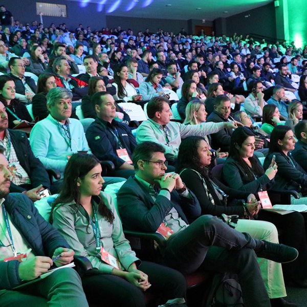 Vacinas e biosseguran�a encerram debates do 15� SBSS