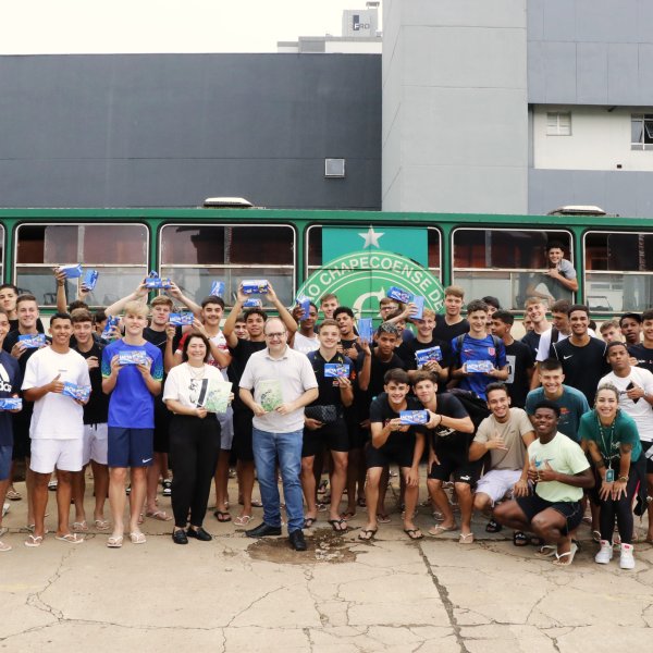 Nucleovet e autor Rodrigo Goulart entregam chocolates � base da Chapecoense