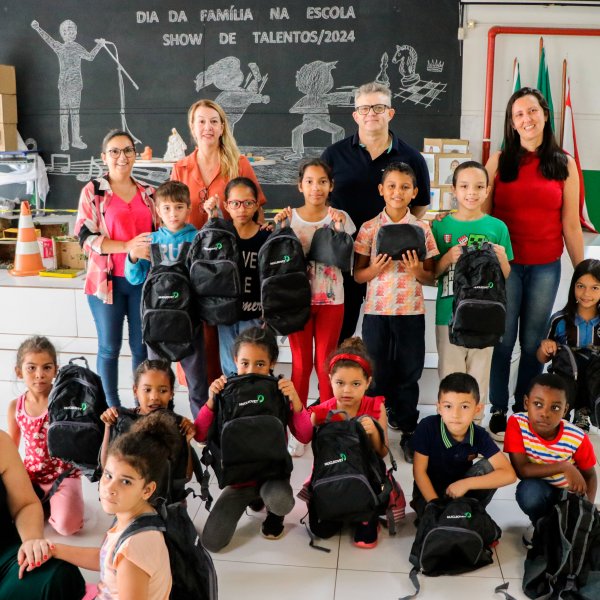 Nucleovet entrega doa��o para escola de Chapec�