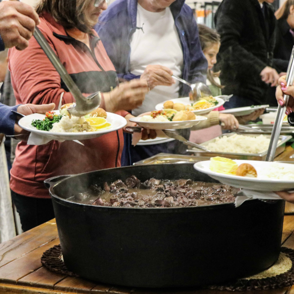 Nucleovet re�ne 350 pessoas na 2� Feijoada Solid�ria...