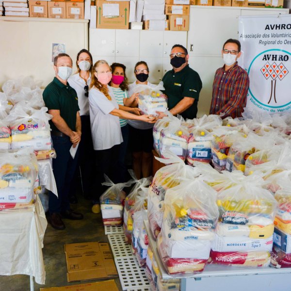 Nucleovet e Vaxxinova doam uma tonelada e meia de alimentos � Avhro