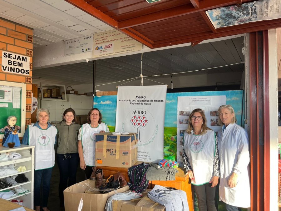 Nucleovet entrega doa&ccedil;&otilde;es da campanha do agasalho &agrave; AVHRO