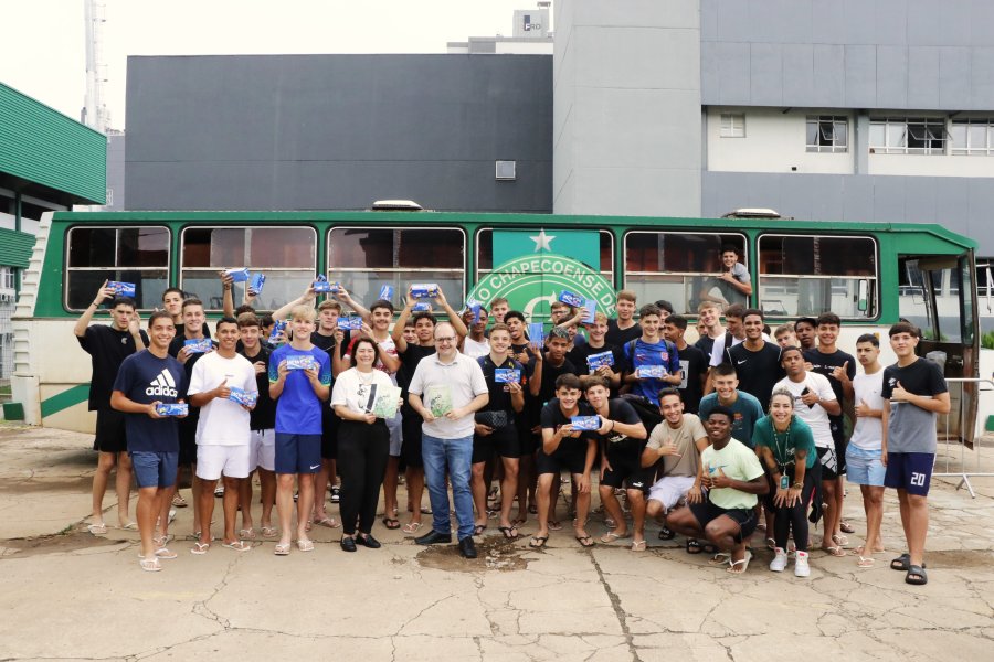 Nucleovet e autor Rodrigo Goulart entregam chocolates &agrave; base da Chapecoense