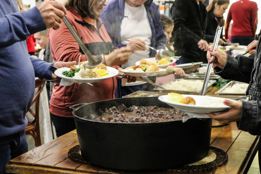 Nucleovet re&uacute;ne 350 pessoas na 2&ordm; Feijoada Solid&aacute;ria em prol do Programa Viver