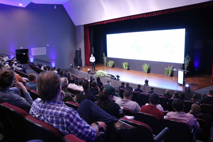 13º Simpósio Brasil Sul de Bovinocultura de Leite: sanidade animal e tecnologia são destaques no 2º dia de evento