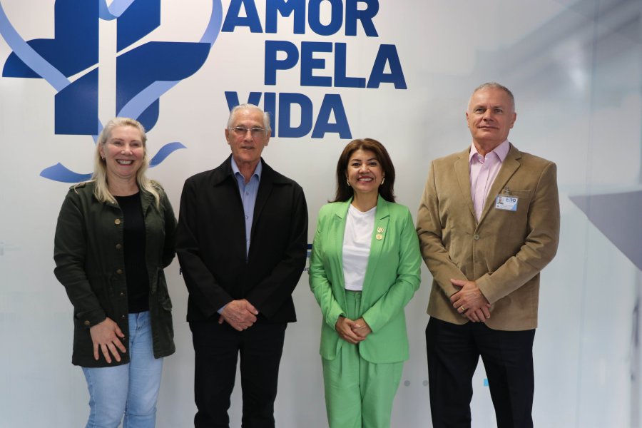 Nucleovet doa valor arrecadado no 25&ordm; SBSA para o HRO e Associa&ccedil;&atilde;o Volunt&aacute;rios Amigos dos Bichos