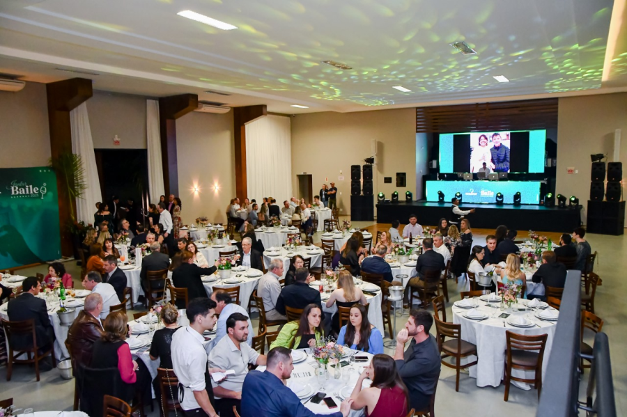 Baile do Nucleovet reforça laços entre entidade, associados e comunidade em Chapecó 