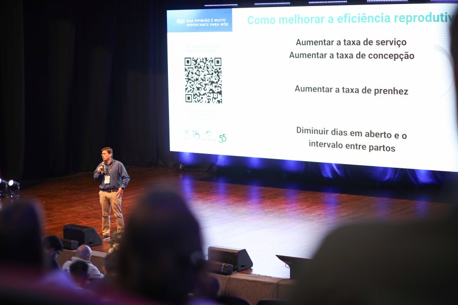 Especialistas colocaram em debate nesta quarta-feira (7), no segundo dia do 15&ordm; Simp&oacute;sio Brasil Sul de Bovinocultura de Leite (SBSBL), desafios sanit&aacute;rios que afetam diretamente a produtividade e a re