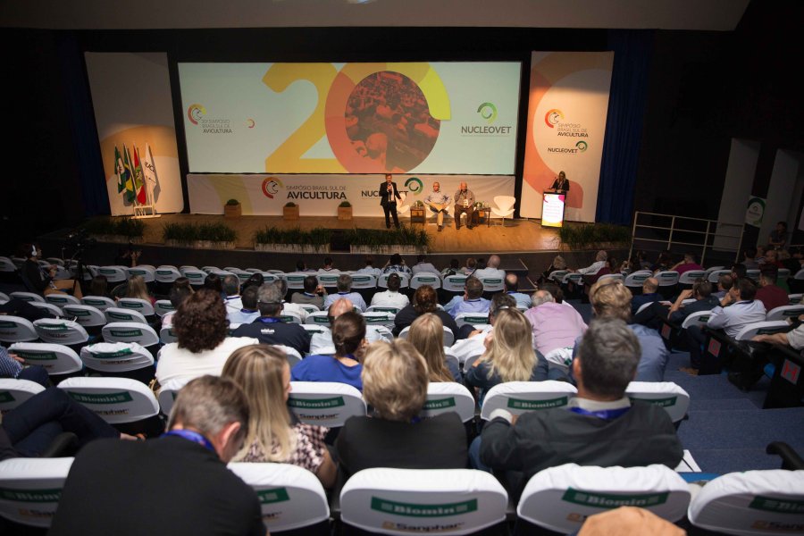 Simp&oacute;sio Brasil Sul de Avicultura define programa&ccedil;&atilde;o cient&iacute;fica