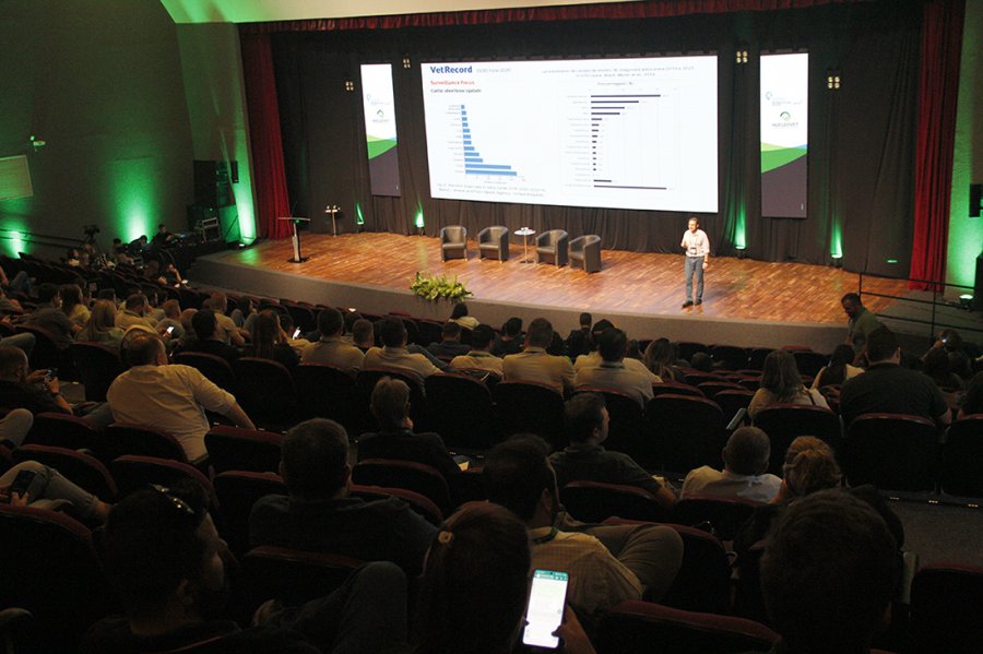 Palestras abordam doen&ccedil;as negligenciadas e manuten&ccedil;&atilde;o do equipamento de ordenha no 11&ordm; SBSBL